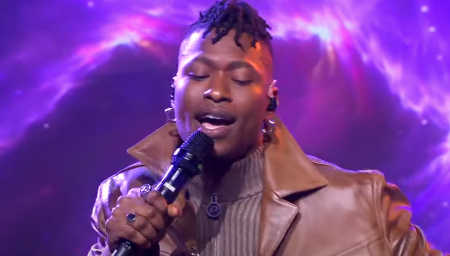 lucky-daye-performs-‘that’s-you’-and-‘hericane’-on-‘gma’:-watch